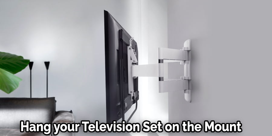Hang Your Television Set on the Mount